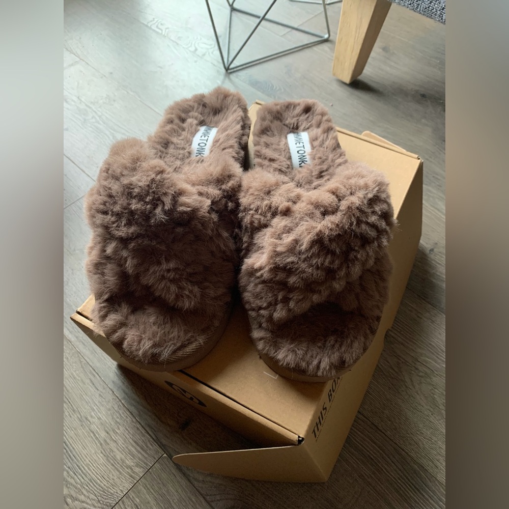 NIB Minnetonka fuzzy slipper slides sz 8.5